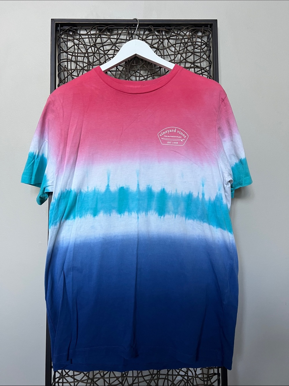 Vineyard Vines 100% Cotton Tie Dye Shirt Red White Blue Surfboard Unisex Mens M